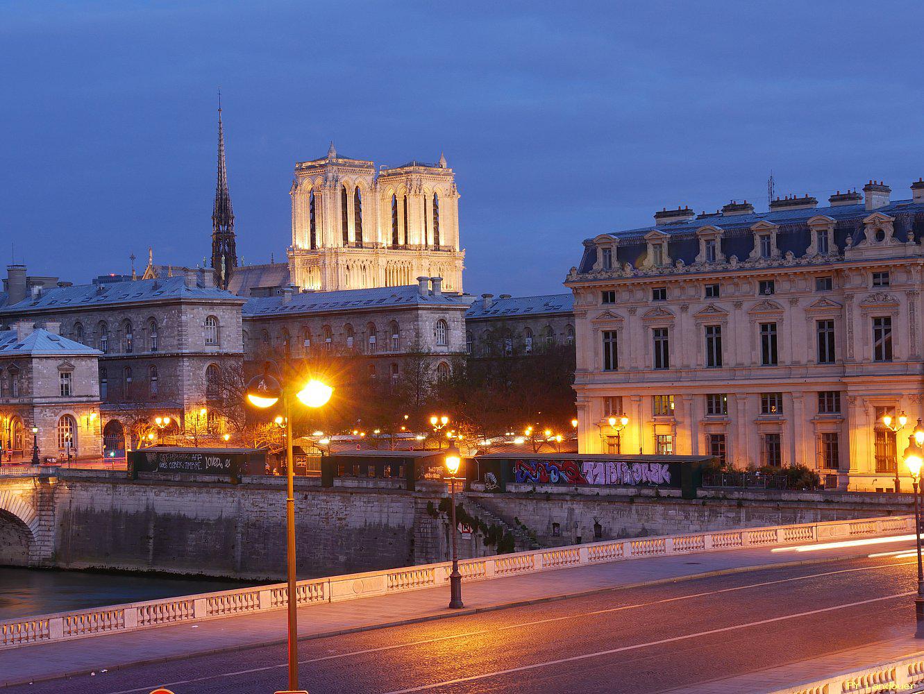 Paris vu d'en haut, Notre-Dame de nuit, 1 Place du Chtelet