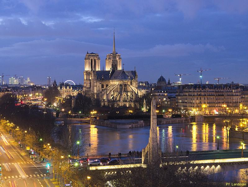Paris vu d'en haut, Notre-Dame de nuit, 1 Rue des Fosss Saint-Bernard